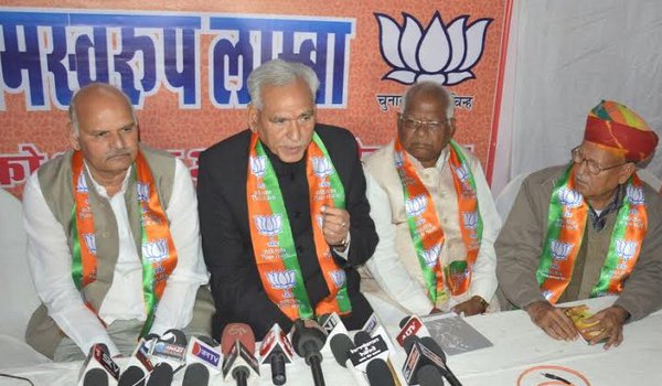 ajmer by-election 2018 : union minister CR Chaudhary addressing press conference at bjp election office in ajmer