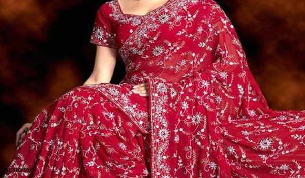 how to Keep yourself warm in saree during winter