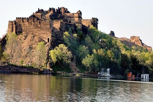 Girls' shouts in Talbahat Fort
