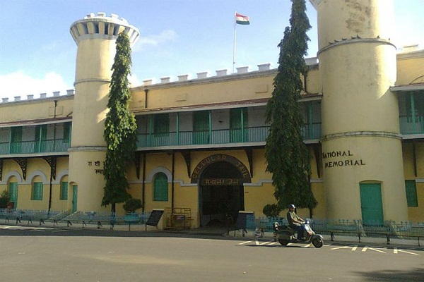 Know what is special in these jails, as the cameraman can eat