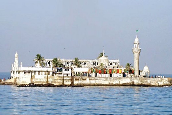 WOW! This dargah in Mumbai is made up of sea