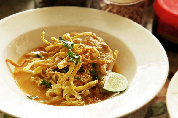 Instant made tasty soy curry noodles