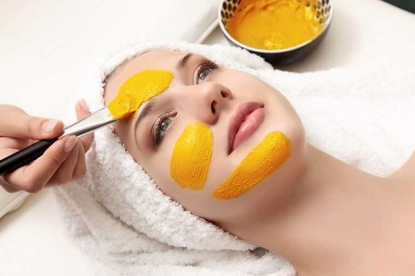 Made of turmeric made to get glowing look, these face packs