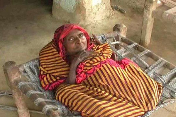 OMG! The height of this woman is continuously decreasing for 25 years.