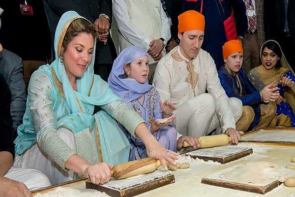 Chef Vikas Khanna taught Canada PM Trudeau and his family at Golden Temple how to make chapati