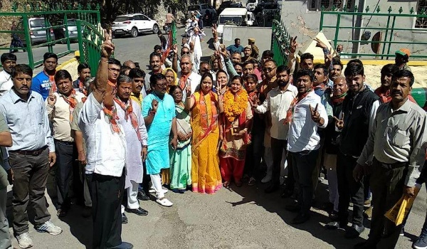 Bjp candidate of mount bypol with their leader