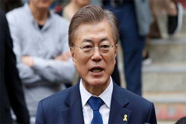 Moon met with North Korea's top leader, Kim's sister