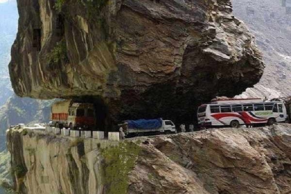 OMG! This is the world's most dangerous roads, where it is only death
