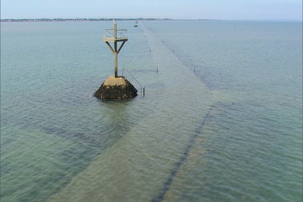 OMG! This road only appears twice a day