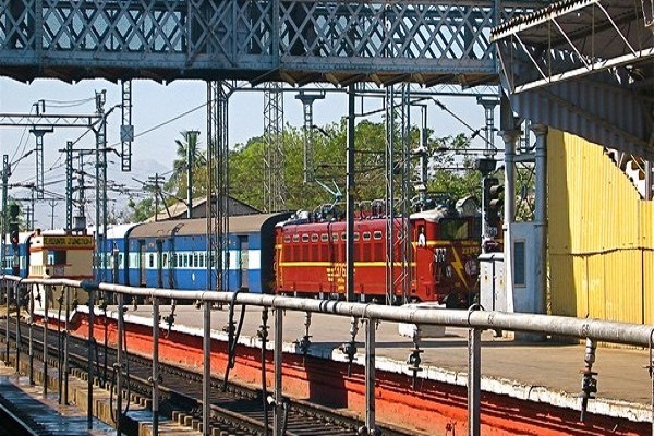 4 killed due to train grip in Bihar