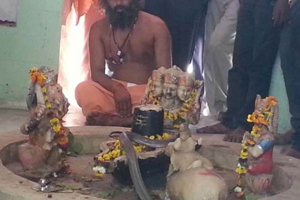 In this temple of Agra, not a priest, but the deity devas do worship of Shiva