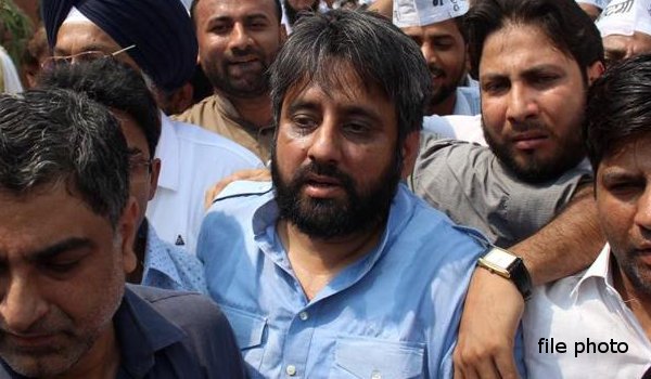 Delhi Chief Secretary Assault Case : AAP MLA Amanatullah Khan Surrenders