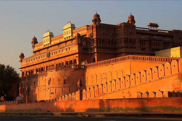 Tourists coming to Bikaner are also lost. Here in the fun, know about the major tourist destinations.