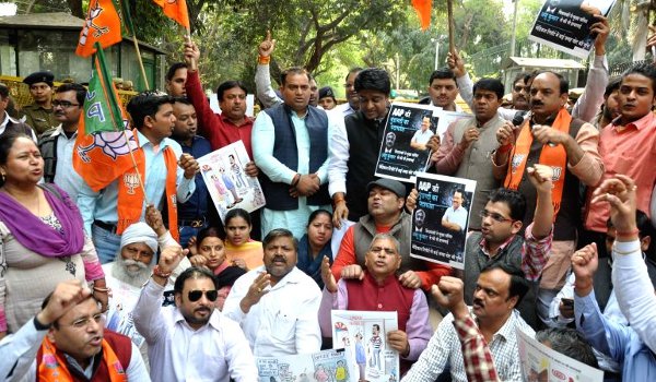 BJP protests outside Manish Sisodia's residence