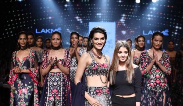 Lakme Fashion Week : kriti sanon Bridal Look ends tarun tahiliani's show on dreamy note