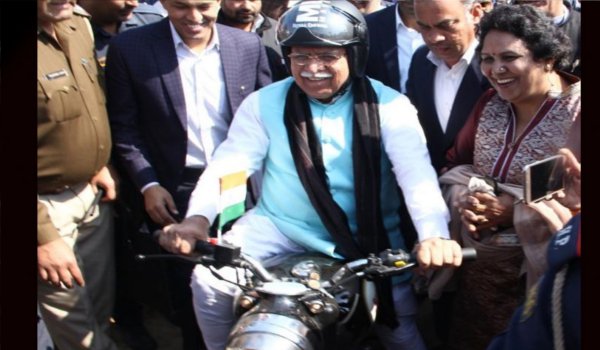 Khattar drives motorcycle to take stock of Amit Shah's Jind rally