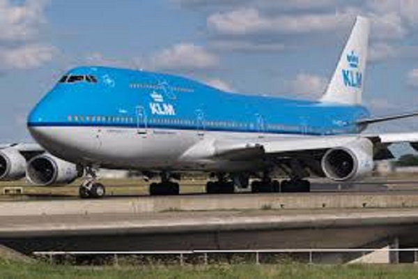 The passenger had gas in the flight, complained, the Emergency landing