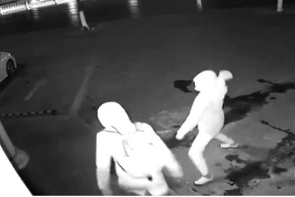 You will not see such a stupid thief, thieves like this, there is no need to make the police overtime