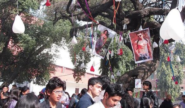 Valentine's Day 2018 tradition: Delhi students worship Jacqueline Fernandez