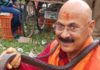 Jharkhand DGP clicked with snake, photo goes viral