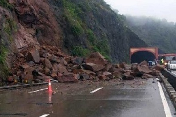 Srinagar-Jammu highway closed due to landslide