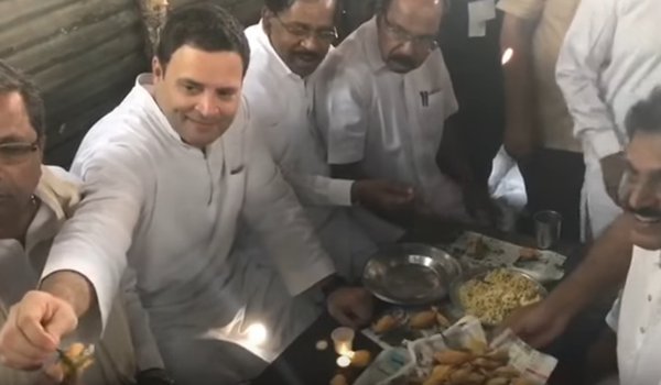 Rahul Gandhi eats Pakora, Bhaji on roadside dhaba in raichur