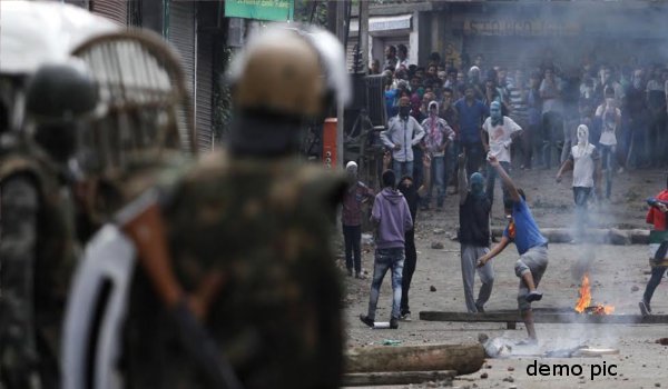Kashmir Palhallan Encounter over as localists help militants to escape