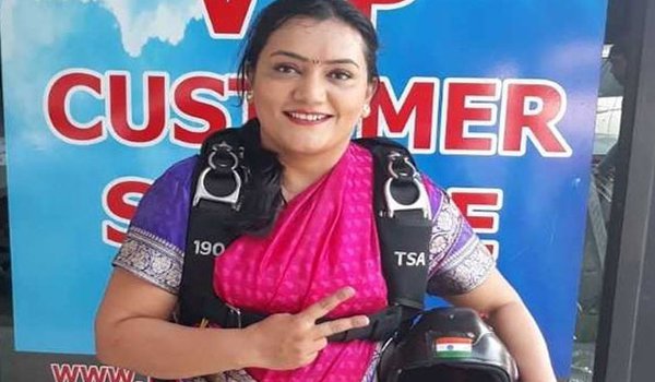 Pune girl sets new record after skydiving in a sari!