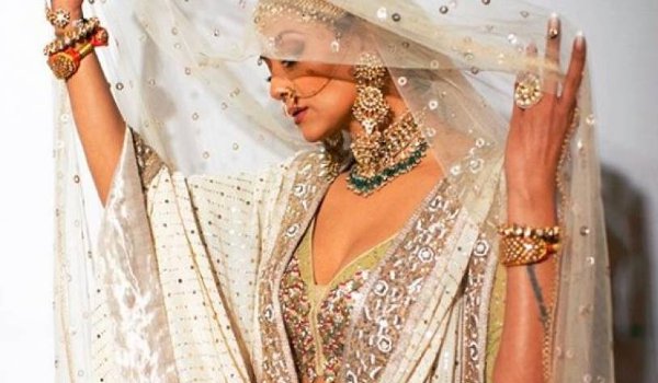 Sushmita walks to the tunes of 'Umrao Jaan' at LFW