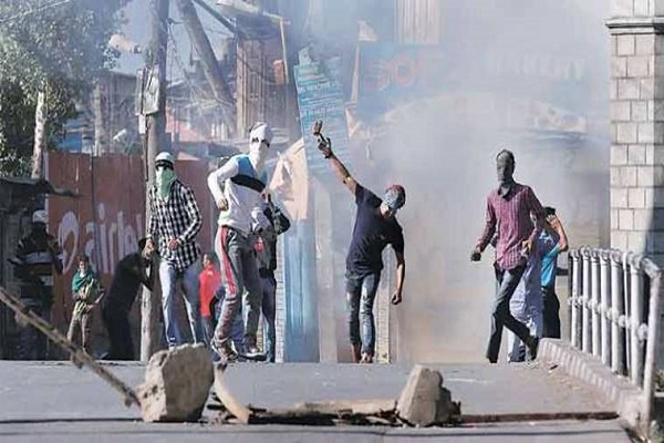 Kashmir: Stones help terrorists escape