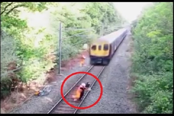 Couple jumped ahead of the train in Pratapgarh