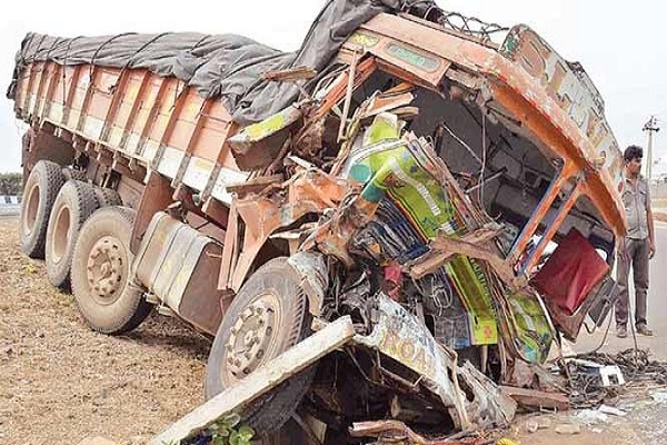 25 dead, many injured in dangerous road accident
