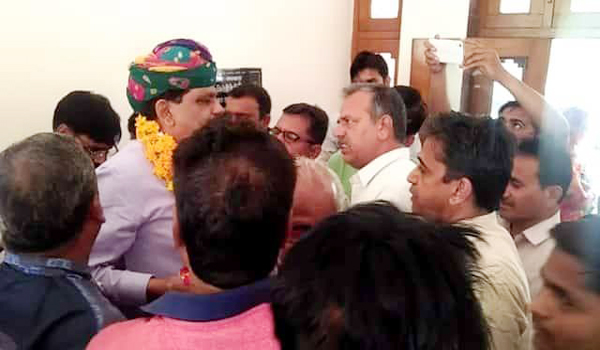 मंत्री से बोले पूर्व पदाधिकारी, चार साल से धक्का खा रहे थे, अभी भी खा रहे हैं