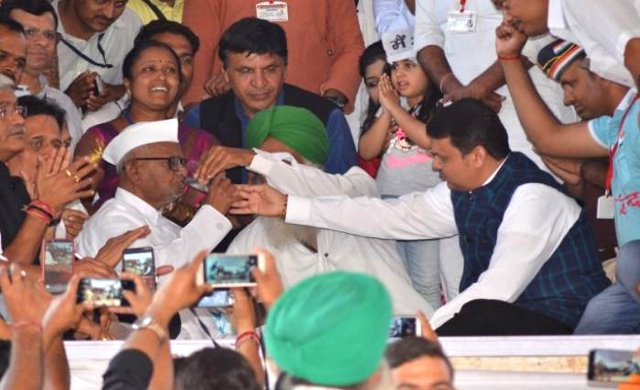 Anna Hazare breaks fast after government assurance