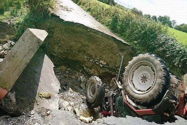 Bihar Driver dies after a tractor collapses in road accident