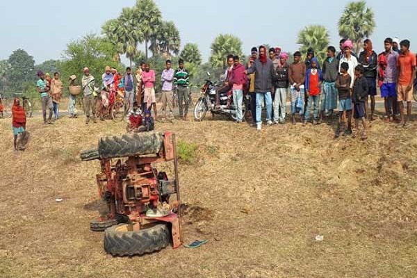 Bihar me gadde me Tractor girna se driver ki mout