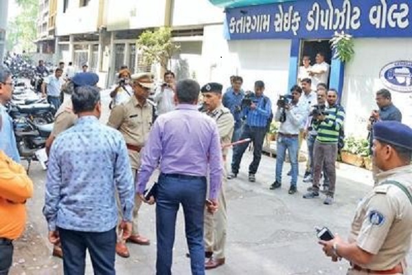 Gujarat 20 crore diamonds recovered, two arrested