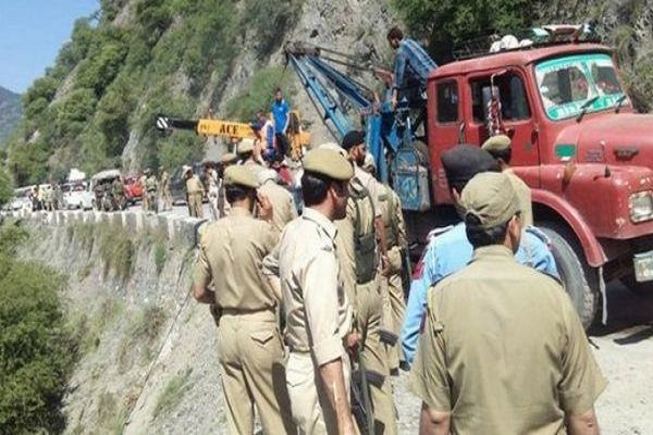 Jammu Kashmir Soldier died nine injured in road accidents from Pulwama