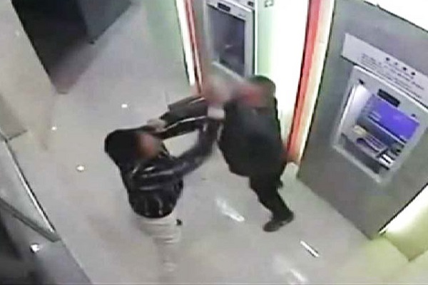 Madhya Pradesh ATM robber atteck the police man