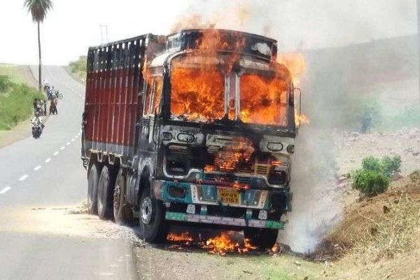 Madhya Pradesh Fire in a truck full of cotton by touching the hightation line