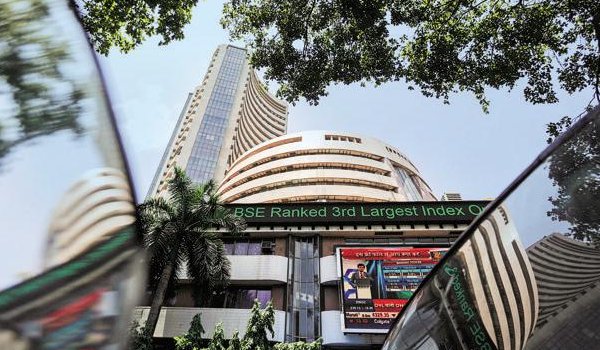 Sensex ends down 61 points,Nifty holds above 10400