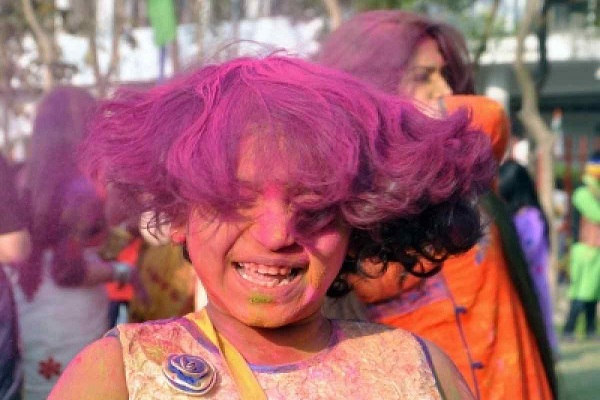 Take care of hair on the occasion holi