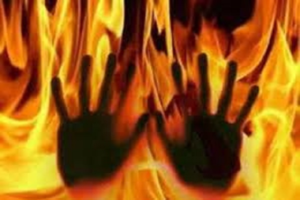 Uttar Pradesh Ballia me women ko fire me zalaya