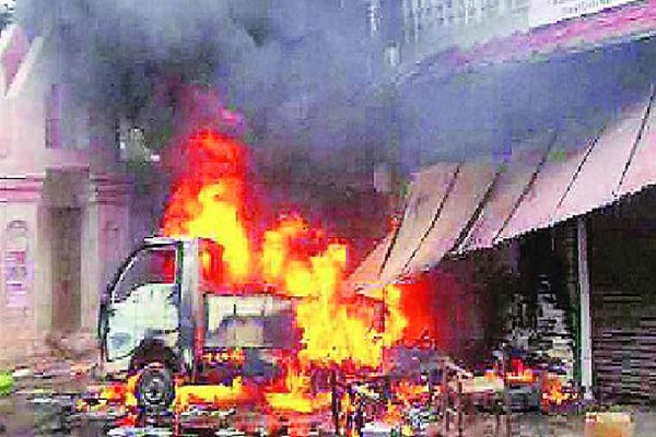Uttar Pradesh Four shops are burnt by fire in Pratapgarh town