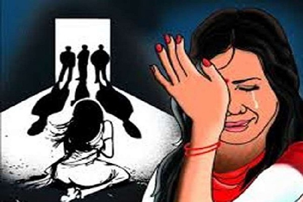 Uttar Pradesh bus employees have done group rap with women