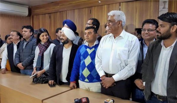Salaries and perks to disqualified AAP MLAs stopped