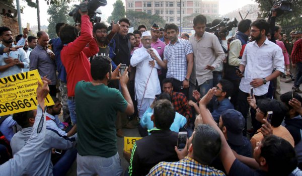 SSC exam paper leak : Anna Hazare meets protesters in Delhi