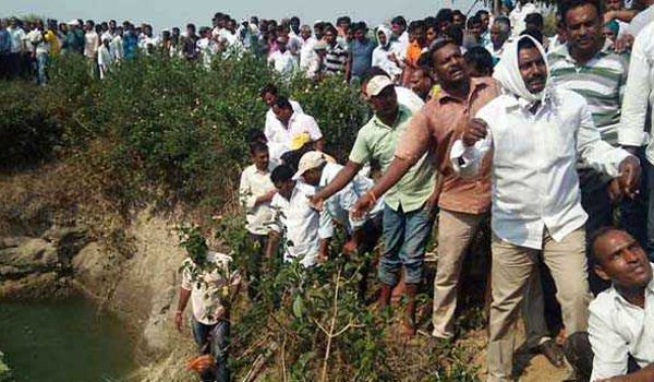 Telangana: 11 dead after auto falls into open well