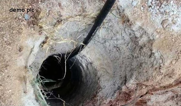 Madhya Pradesh : Four year old boy falls into borewell in Dewas
