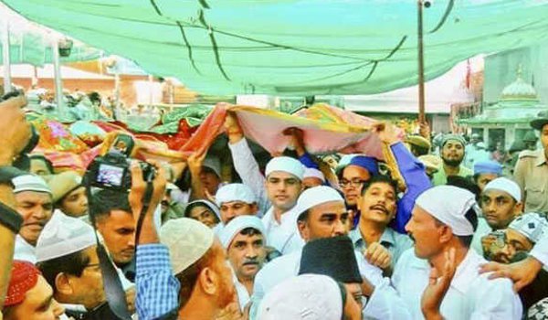 Sachin Pilot offers chadar at Ajmer Dargah on behalf of Rahul Gandhi